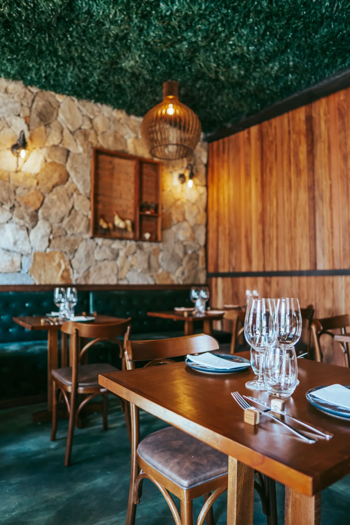 Un diseño de interiores cuidado y acogedor es clave para transmitir el posicionamiento de marca de tu restaurante desde las fotos del sitio web y Google Maps.