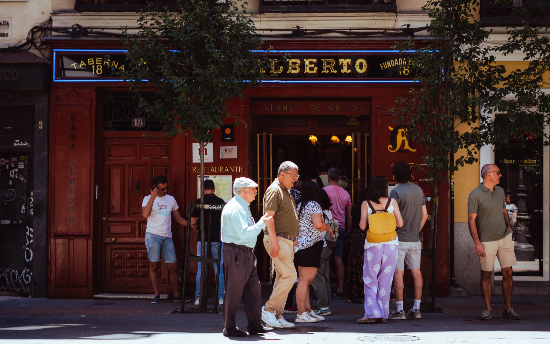 taberna-restaurante-tradicional-fachada-clientes